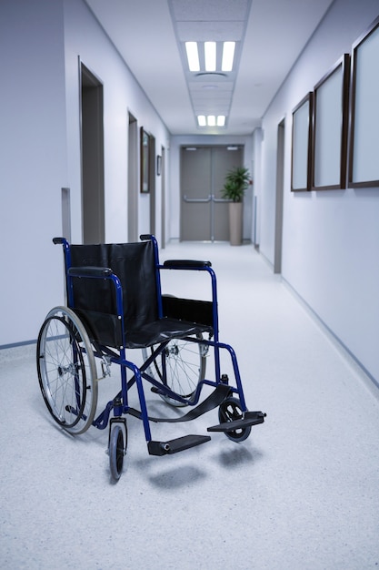 Photo empty wheelchair in corridor