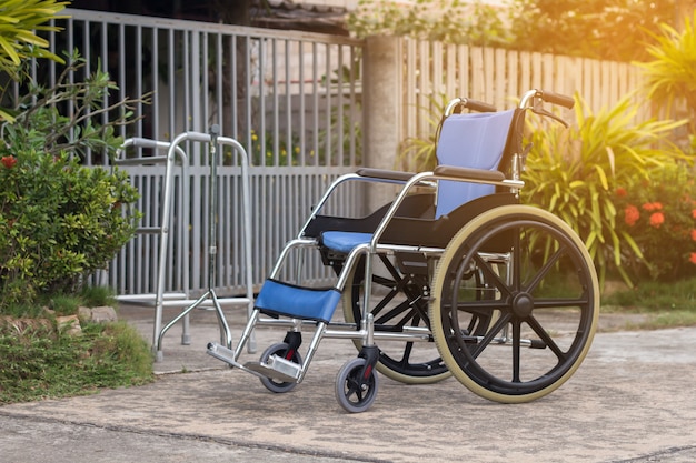 Sedia a rotelle vuota per paziente o anziani o anziani presso la casa frontale, concetto medico sano