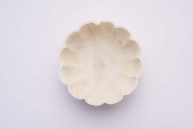 Ciotola bianca vuota composta da marmo bianco o pietra