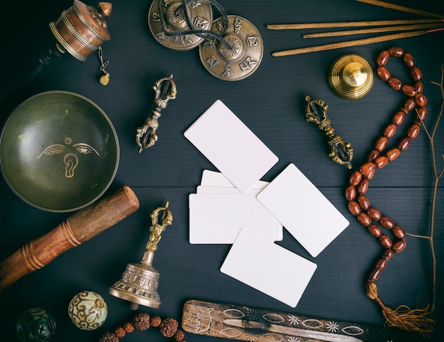 Foto biglietti da visita bianchi vuoti nel mezzo di oggetti religiosi asiatici per meditazione e medicina alternativa