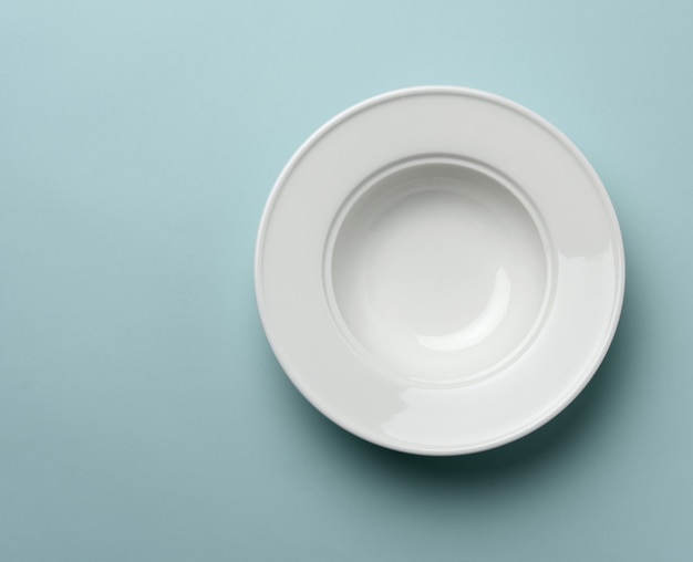 Piatto in ceramica bianco vuoto sul tavolo