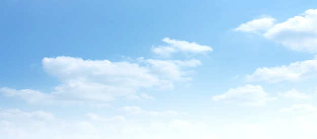 写真 青い空に白い雲が空