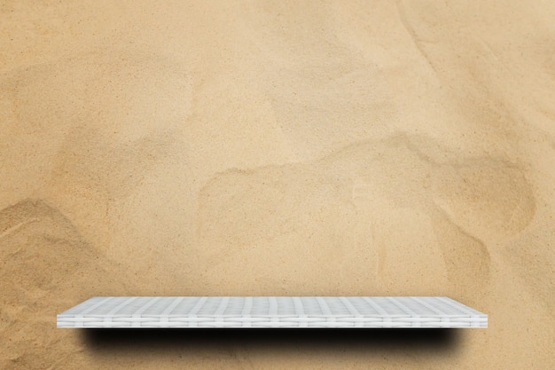 Scaffale bianco vuoto sullo sfondo di dune di sabbia