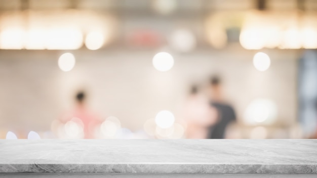 Foto svuoti il piano d'appoggio di pietra di marmo bianco e il caffè interno della finestra di vetro della sfocatura