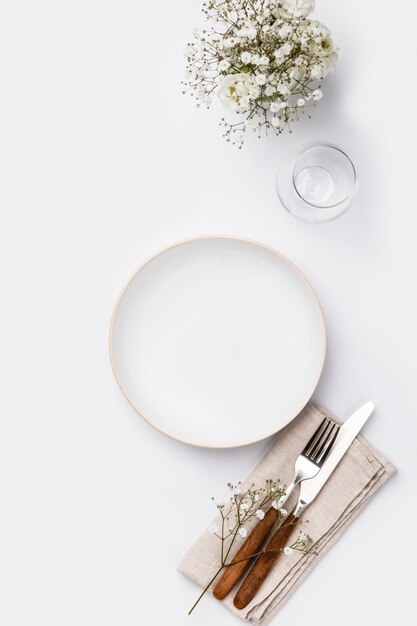 Photo empty white plate and cutlery on a napkin