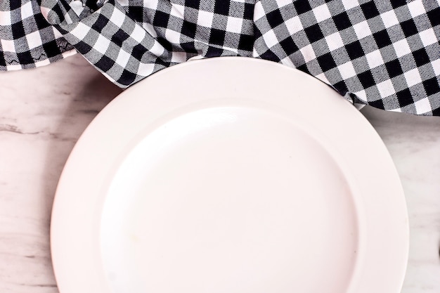 Пустая белая тарелка на мраморном фоне