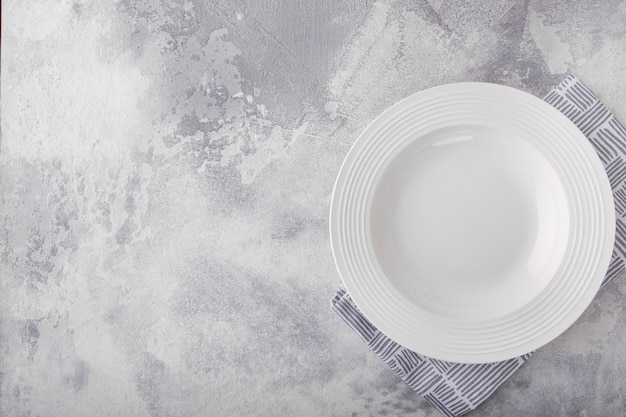 Пустая белая тарелка и салфетка с копией пространства Вид сверху