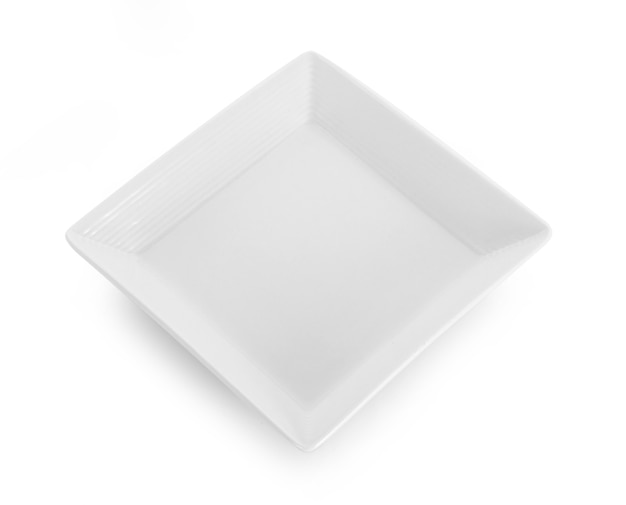 Пустая белая тарелка на белом