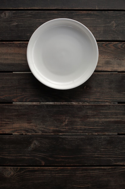 나무 로프트 테이블에 빈 흰색 접시