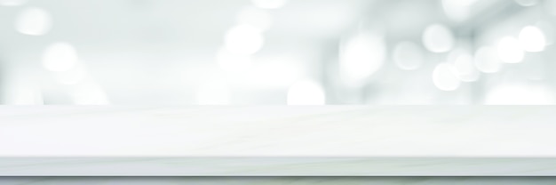 空の白いテーブルトップ、カウンター、ボケ味の明るい背景を持つぼかしパースペクティブストア上のデスク