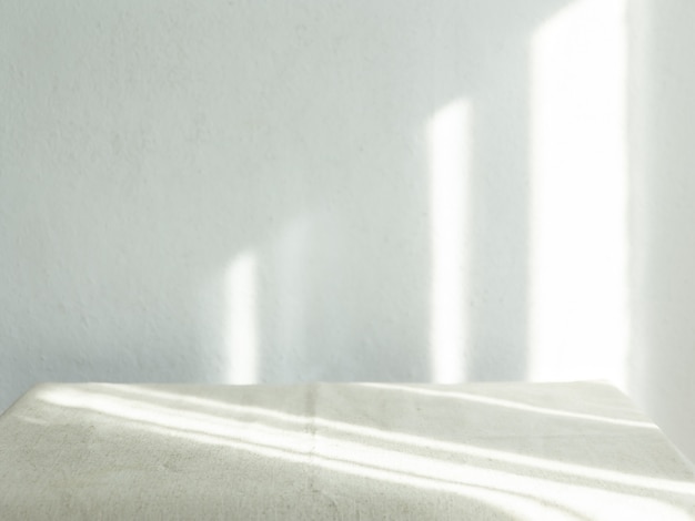 窓から差し込む日光のある空の白い壁-写真をオーバーレイする太陽光線の概念。