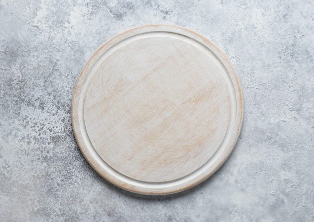 Photo empty white wooden cutting board on kitchen table, top view