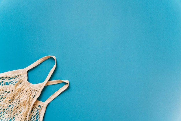 Foto sacchetto vuoto di vimini per lo shopping su un blueback isolato