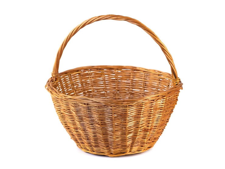 Photo empty wicker basket for fruits and vegetables, isolated on white