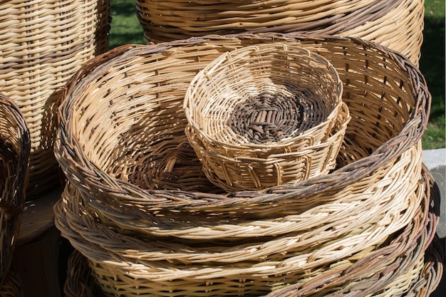 Photo empty wicker baskets are for sale in a market