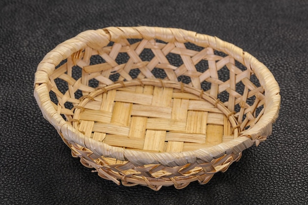 Photo empty wicker bowl