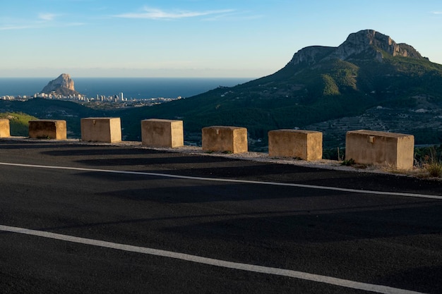 背景コスタブランカアリカンテスペインのカルペ村の上の空の曲がりくねった山道