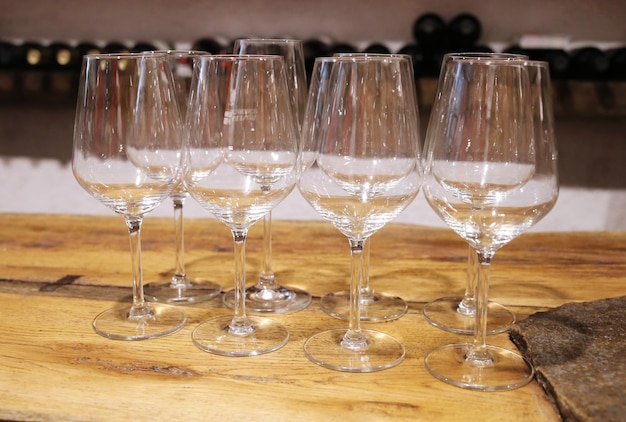 Primo piano di bicchieri di vino vuoti