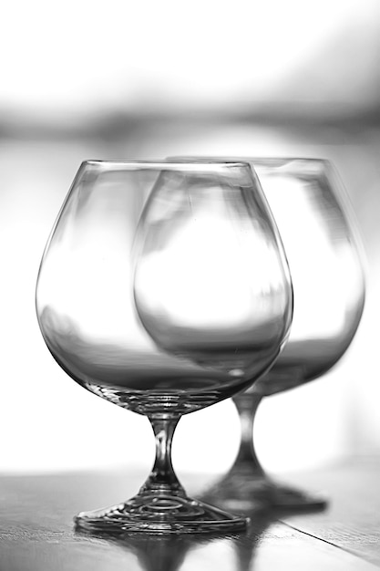 пустые бокалы для вина интерьер ресторана сервировка / красиво сервированные стеклянные фужеры