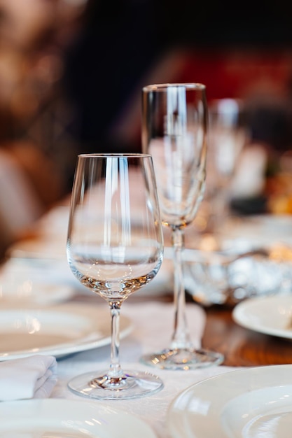 Bicchieri da vino vuoti sul tavolo serviti per le vacanze nelle stoviglie del ristorante per la casa e il bar
