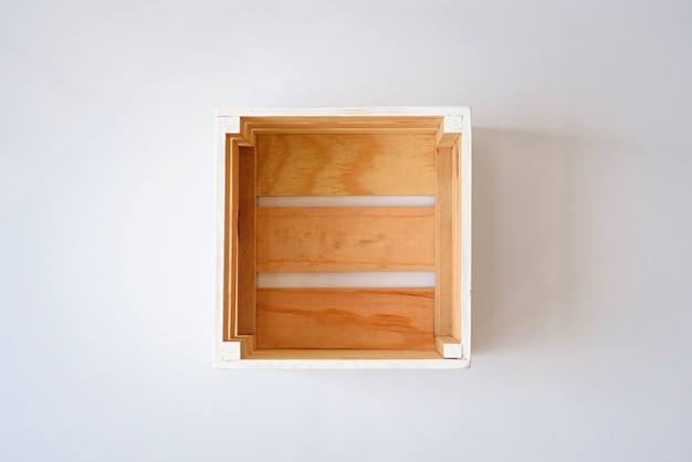 Пустая деревянная коробка