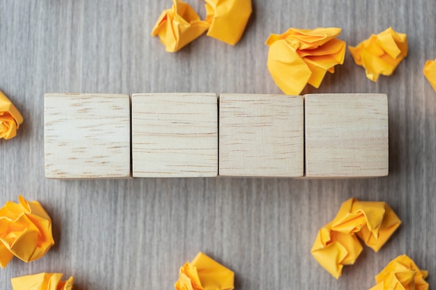 Foto cubi di legno vuoti con carta sbriciolata sulla tavola di legno