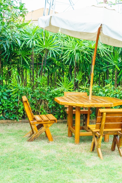 Фото Пустой деревянный открытый патио стол и стул в домашнем саду