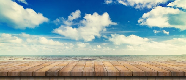 Tavolo in legno vuoto e paesaggio del mare costiero, onde con montaggio display