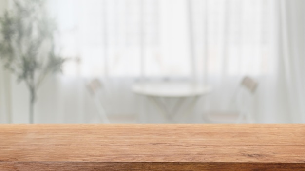 Фото Пустая деревянная столешница и размытый фон интерьера кафе и ресторана могут использоваться для демонстрации или монтажа ваших продуктов