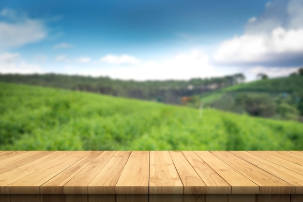 写真 空の木のテーブルトップとぼやけた茶園のバナーの背景