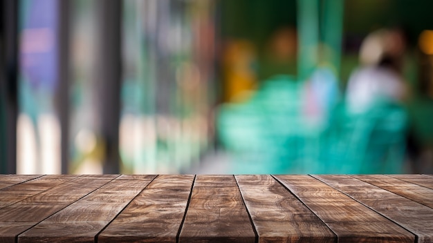 Пустая деревянная столешница и размытый фон интерьера кафе, кафе и ресторана - можно использовать для демонстрации или монтажа ваших продуктов.