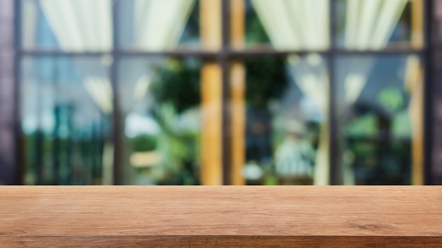 Piano d'appoggio in legno vuoto e sfondo interno sfocato caffetteria e ristorante.