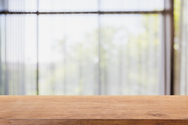 Piano d'appoggio di legno vuoto e salone vago nell'interno domestico con il fondo della finestra della tenda - può essere utilizzato per visualizzare o montare i tuoi prodotti.