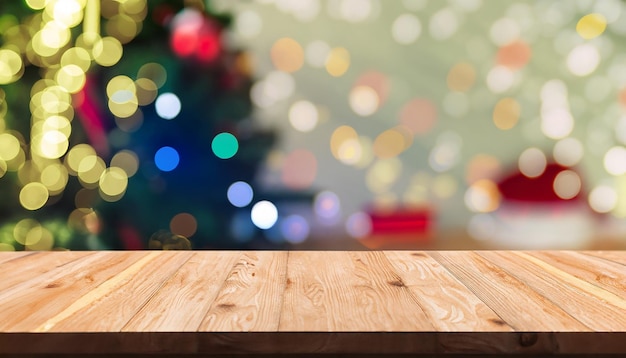 모형을 위한 보케 밝은 배경이 있는 흐림 크리스마스 트리가 있는 빈 나무 테이블 탑
