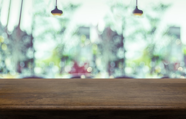 Svuoti il piano d'appoggio di legno con il fondo vago del ristorante del caffè