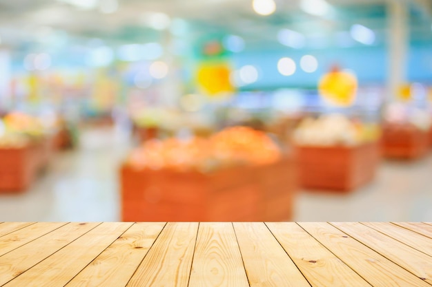 Photo empty wood table top with supermarket blurred background for product display