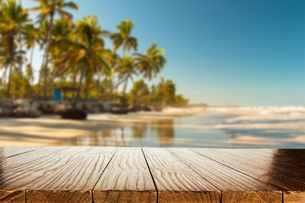 Tavolo in legno vuoto con sfondo sfocato con paesaggio naturale tropicale modello di visualizzazione del prodotto