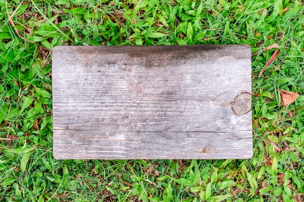 Photo empty wooden board on grass