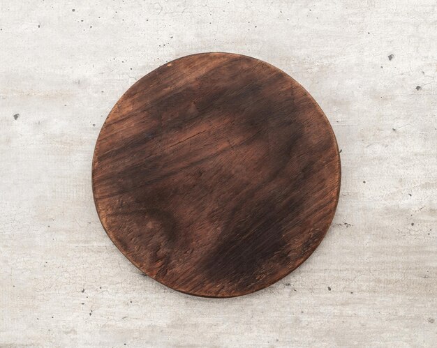 Фото Пустая деревянная доска над деревянным столом с копией пространства.