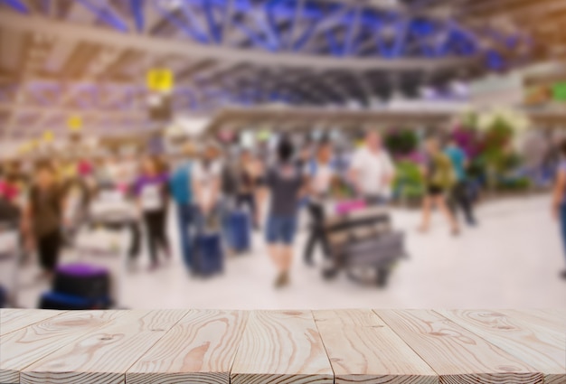 Foto svuoti il piano d'appoggio del bordo di legno sopra del fondo vago dell'aeroporto del terminal passeggeri.