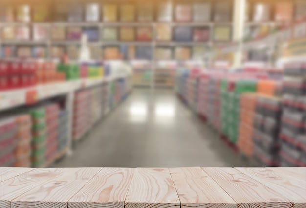 Foto svuoti il piano d'appoggio del bordo di legno sopra del fondo vago del supermercato. copia spazio