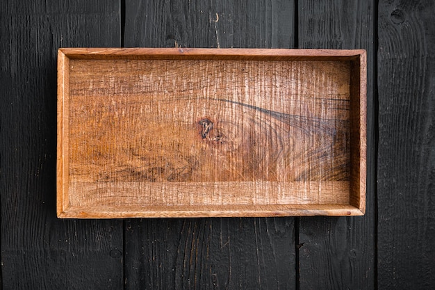Пустой деревянный ящик с копией пространства для текста или еды, плоский вид сверху, на фоне черного деревянного стола