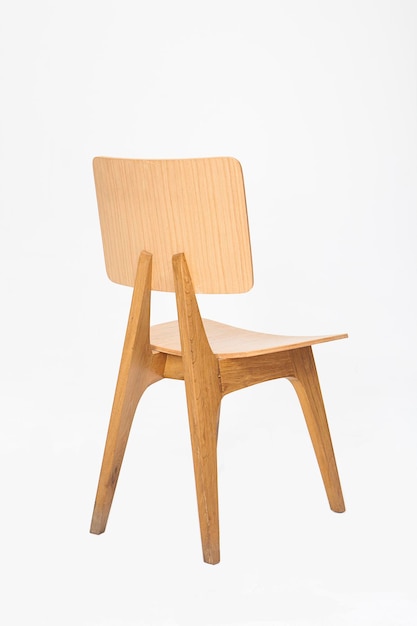 写真 白い背景の空の木製の椅子