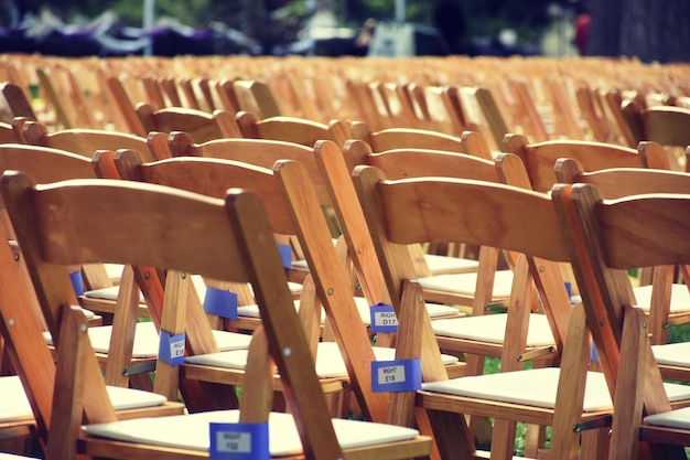 Photo empty wooden chairs arranged