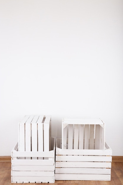 Photo empty wooden crates in room