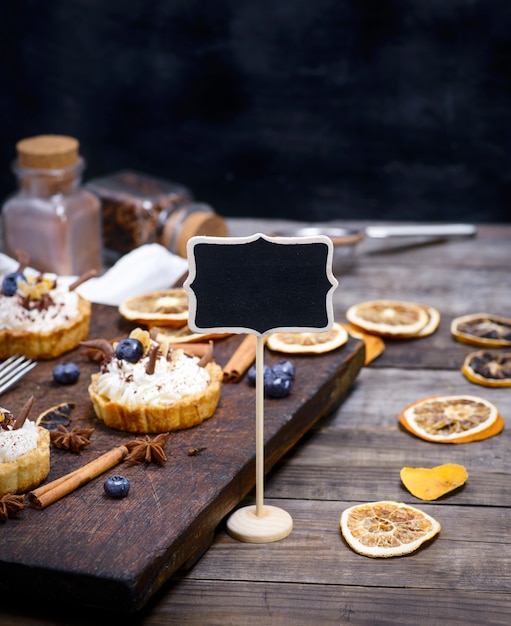 Photo empty wooden sign with a black surface