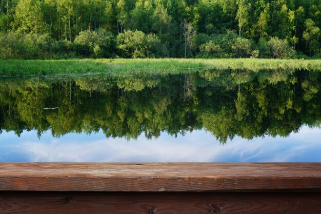 Foto tavola di legno vuota sullo sfondo del paesaggio estivo