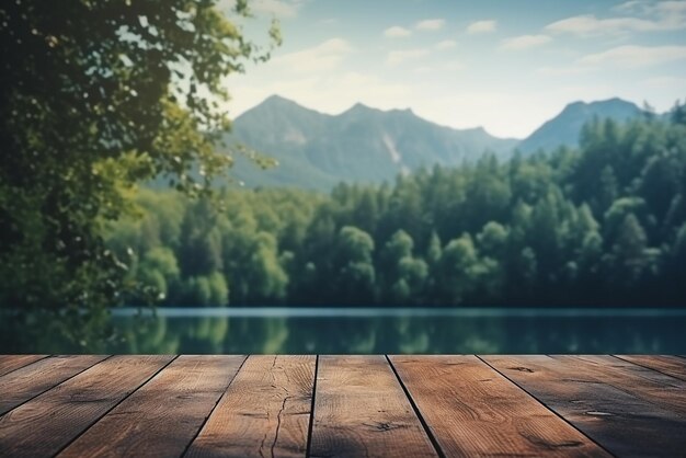 湖の端にある空の木のテーブル