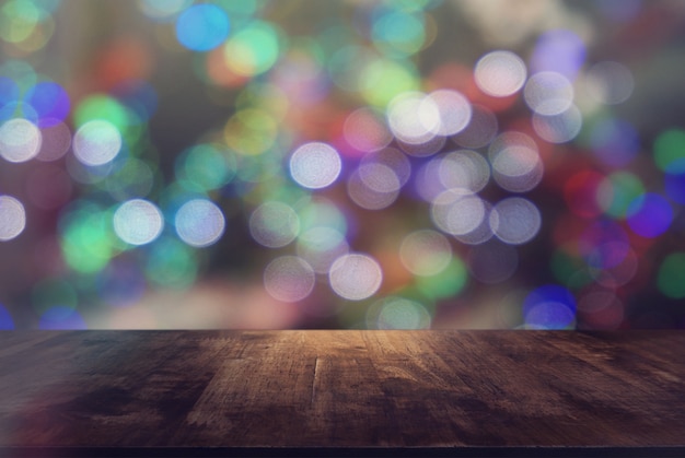 Пустой деревянный стол в передней части абстрактного фона боке. может использоваться для отображения или монтажа ваших продуктов. Загрузитесь для отображения продукта. на Рождество, празднование нового года.