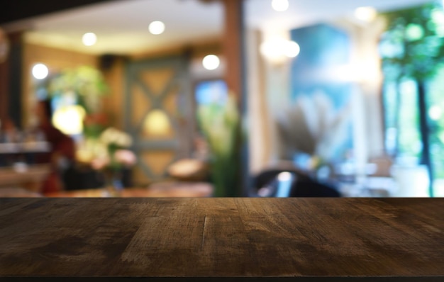 写真 喫茶店の抽象的なぼやけた背景の前にある空の木製テーブルは、製品の表示またはモンタージュに使用できます製品の表示用にモックアップします